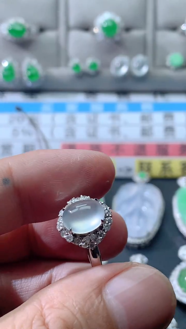 18K金镶嵌戒指翡翠18K翡翠伴钻