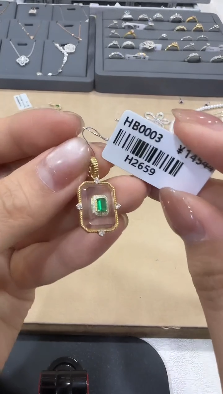【闪购商品】祖母绿/18K金镶嵌设计吊坠