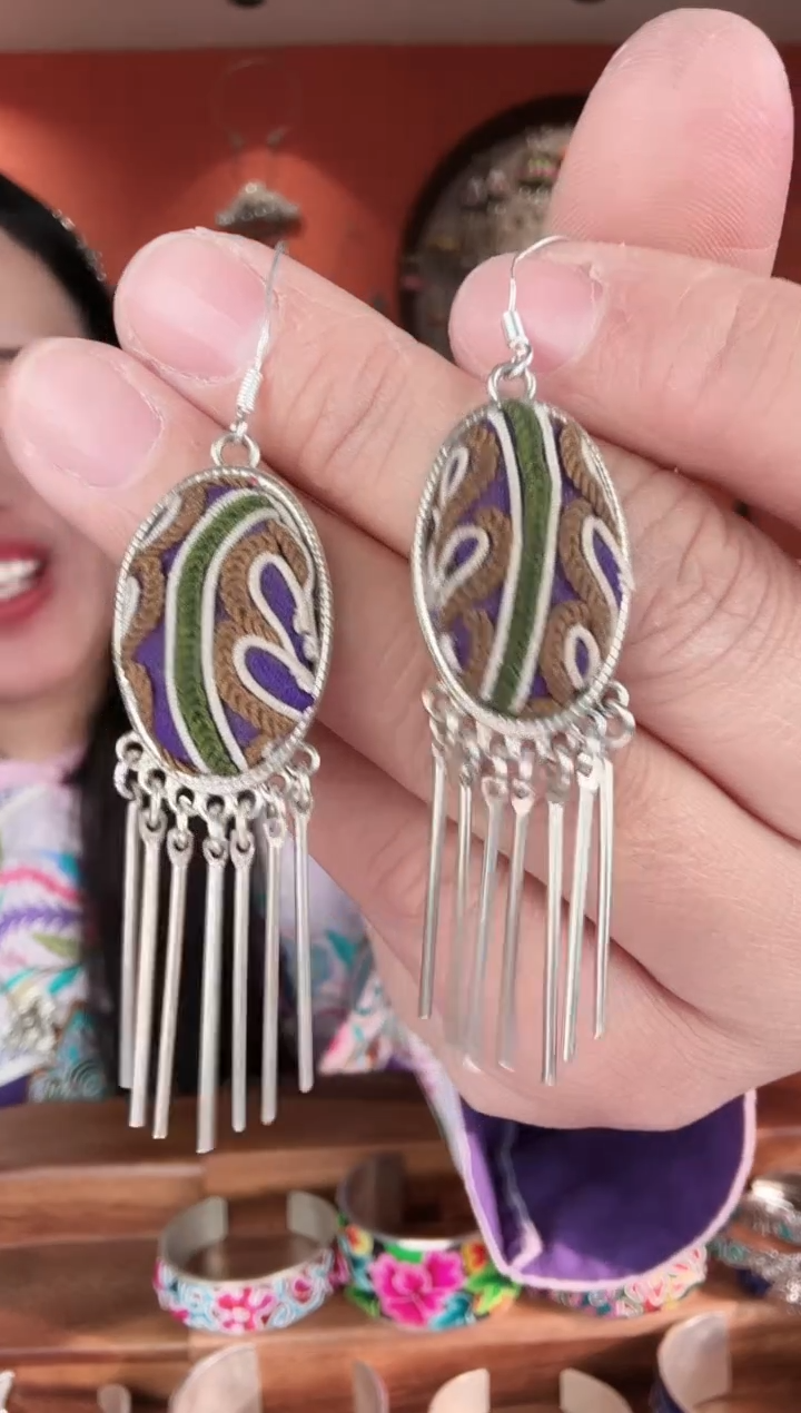 织绣非遗手工苗银苗绣饰品9