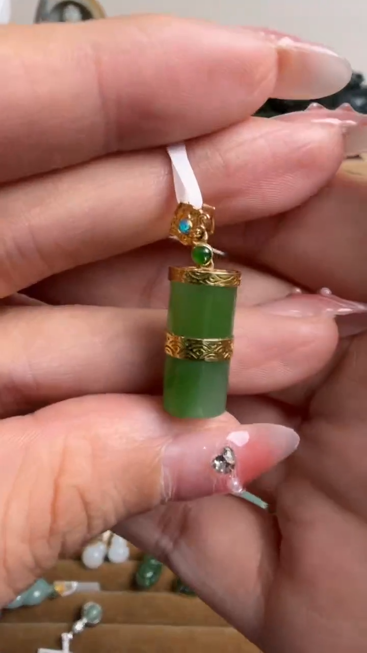 颈饰18K金镶嵌和田玉挂件