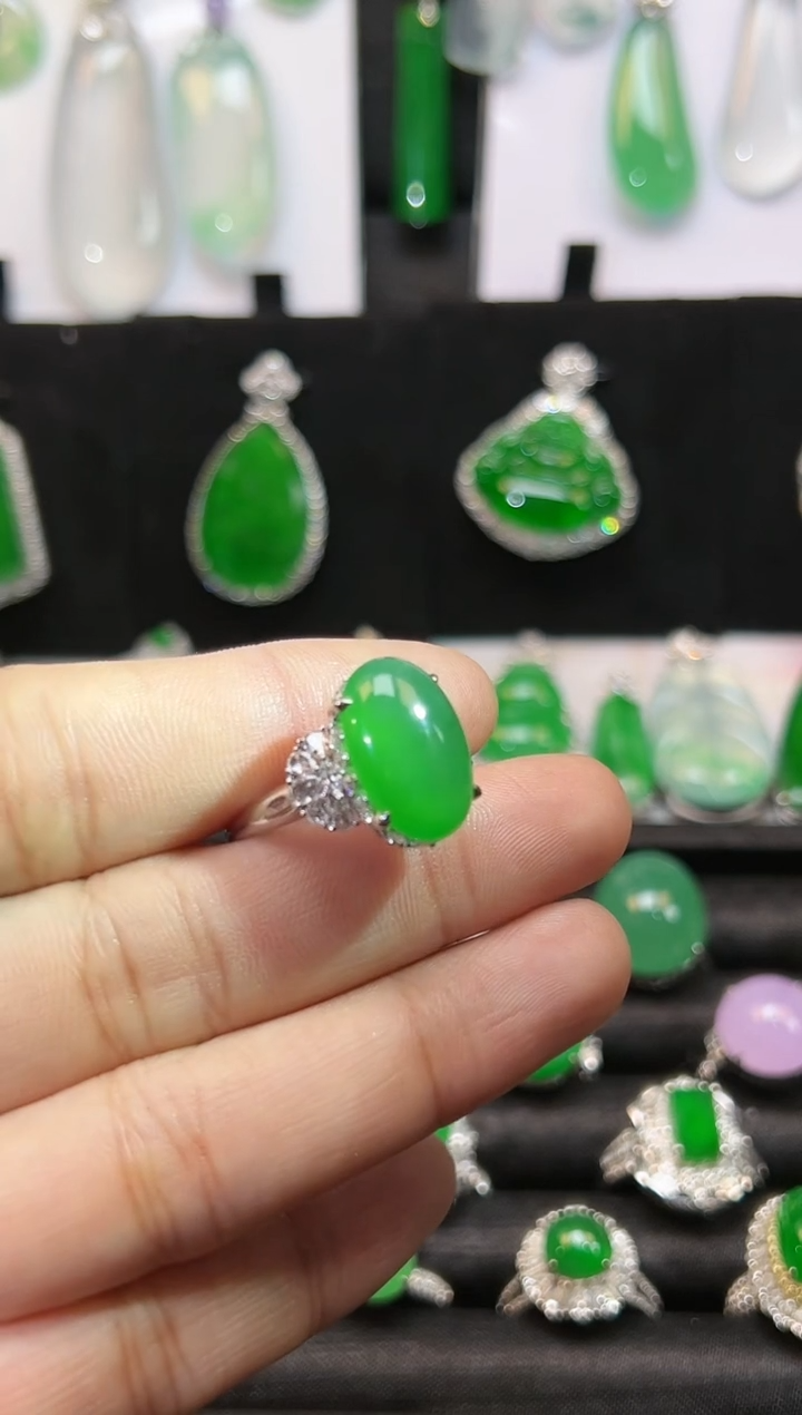 【闪购商品】翡翠戒指18K金镶嵌高冰阳绿蛋面戒指