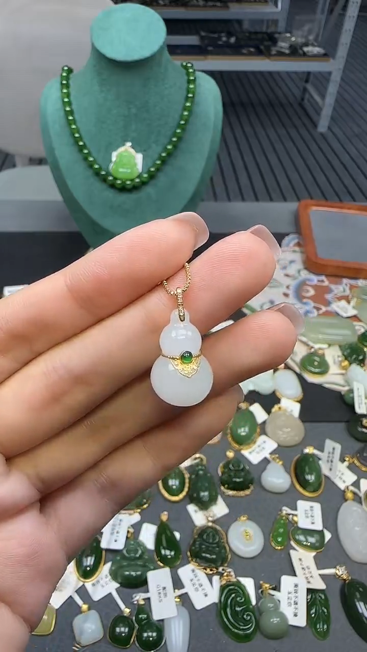 18K金镶嵌和田玉挂件 不含链