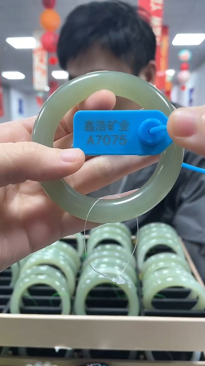 【闪购商品】和田玉手镯未镶嵌圈54 A7075 高品果冻猫手镯一条