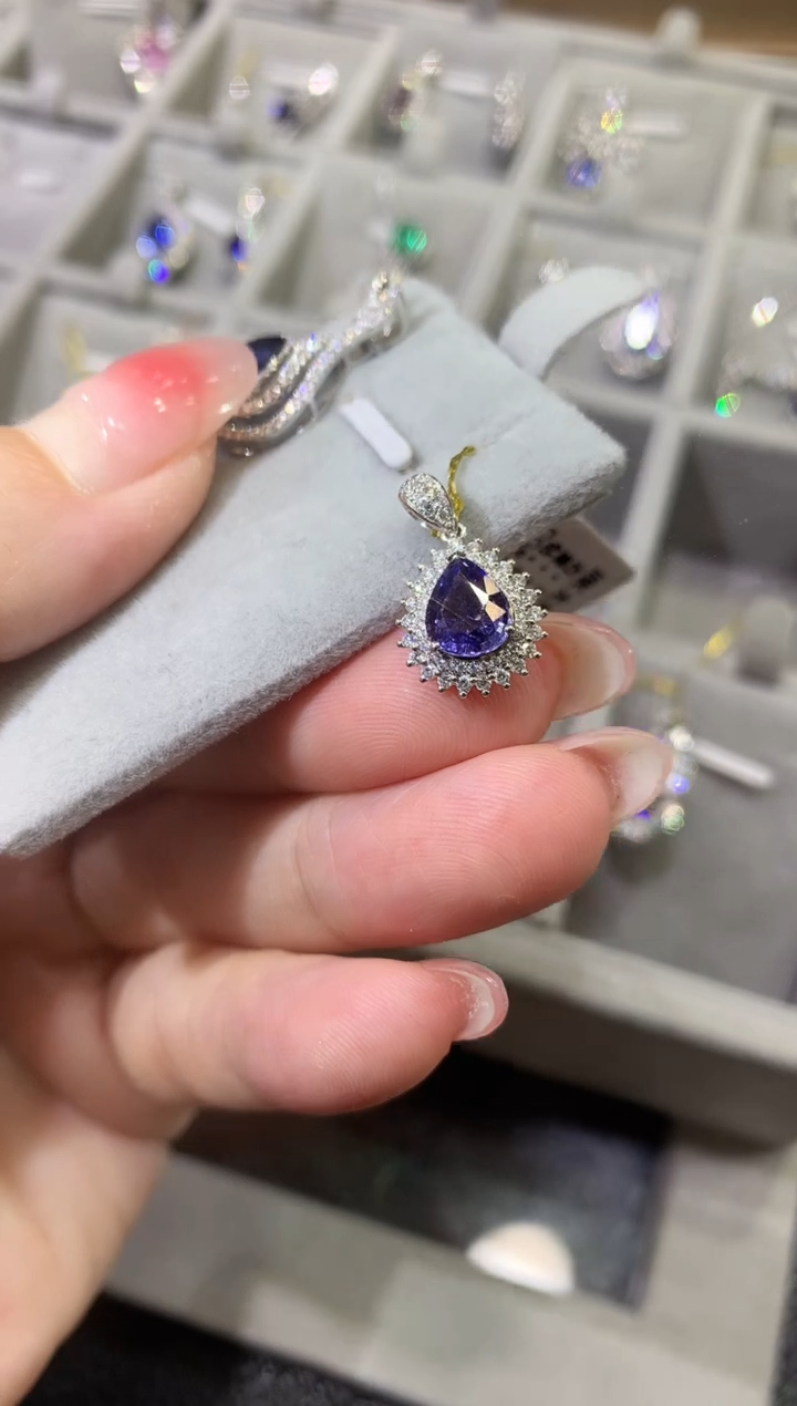 【闪购商品】蓝宝石吊坠18K金镶嵌D69 
