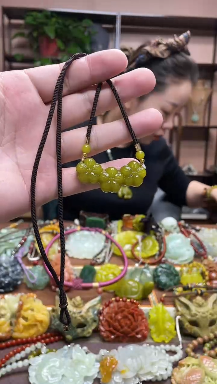 未镶嵌岫玉吊坠多样性发货发其中之一