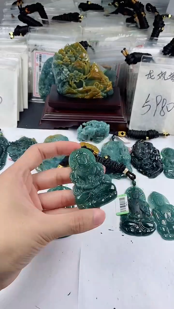 【闪购商品】翡翠颈饰未镶嵌         