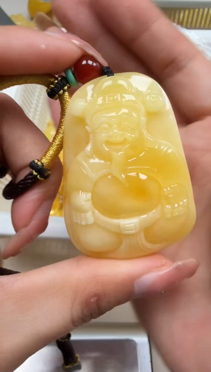 未镶嵌琥珀裸石如图