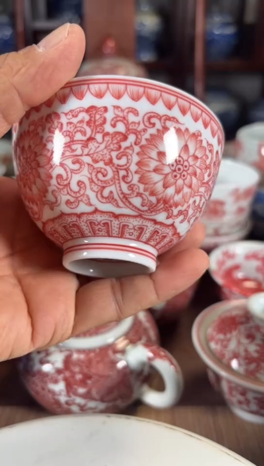 柴窑釉里红缠枝莲杯杯