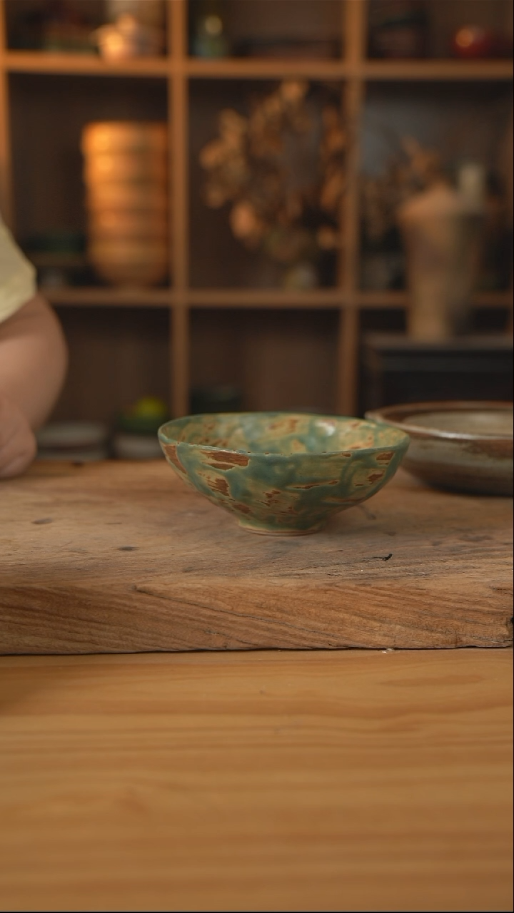 黄绿色的6英寸手捏碗