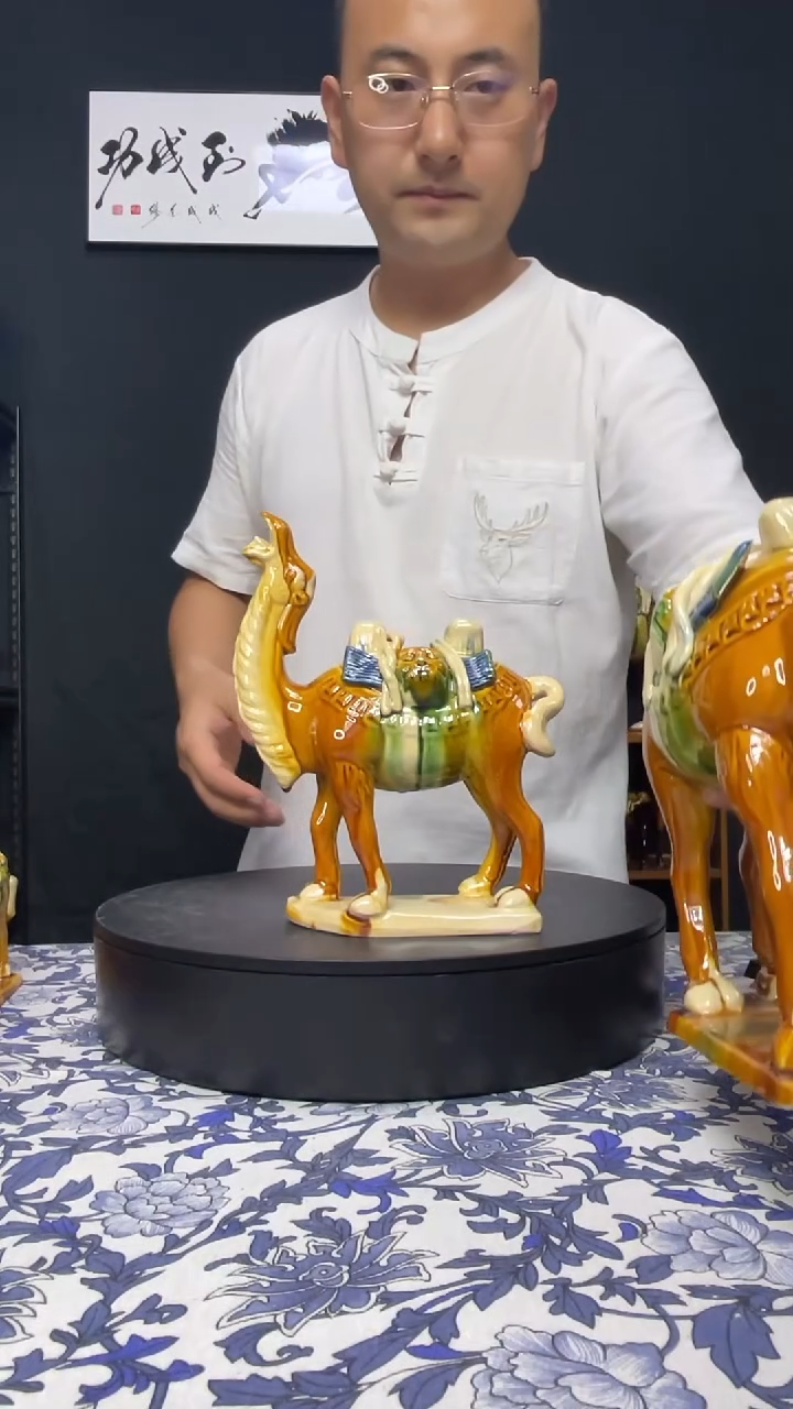 陶瓷小号满载而归驼黄色高23cm