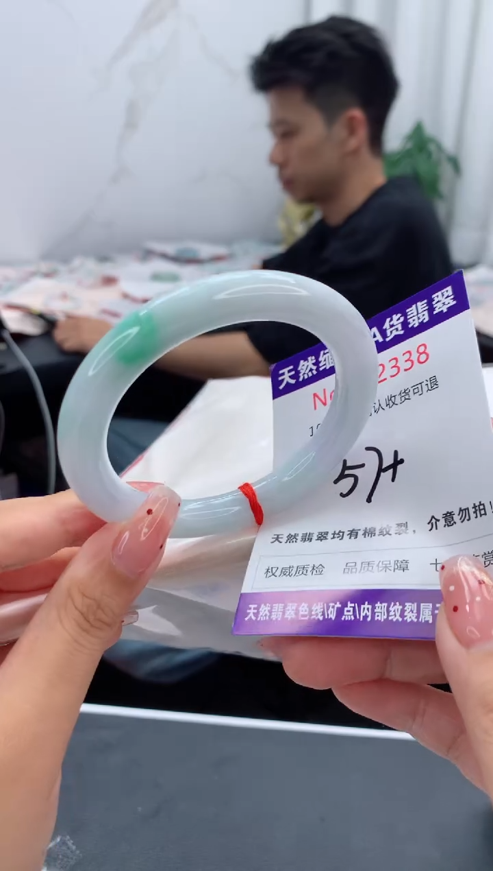 未镶嵌手镯翡翠有纹，完美者勿拍