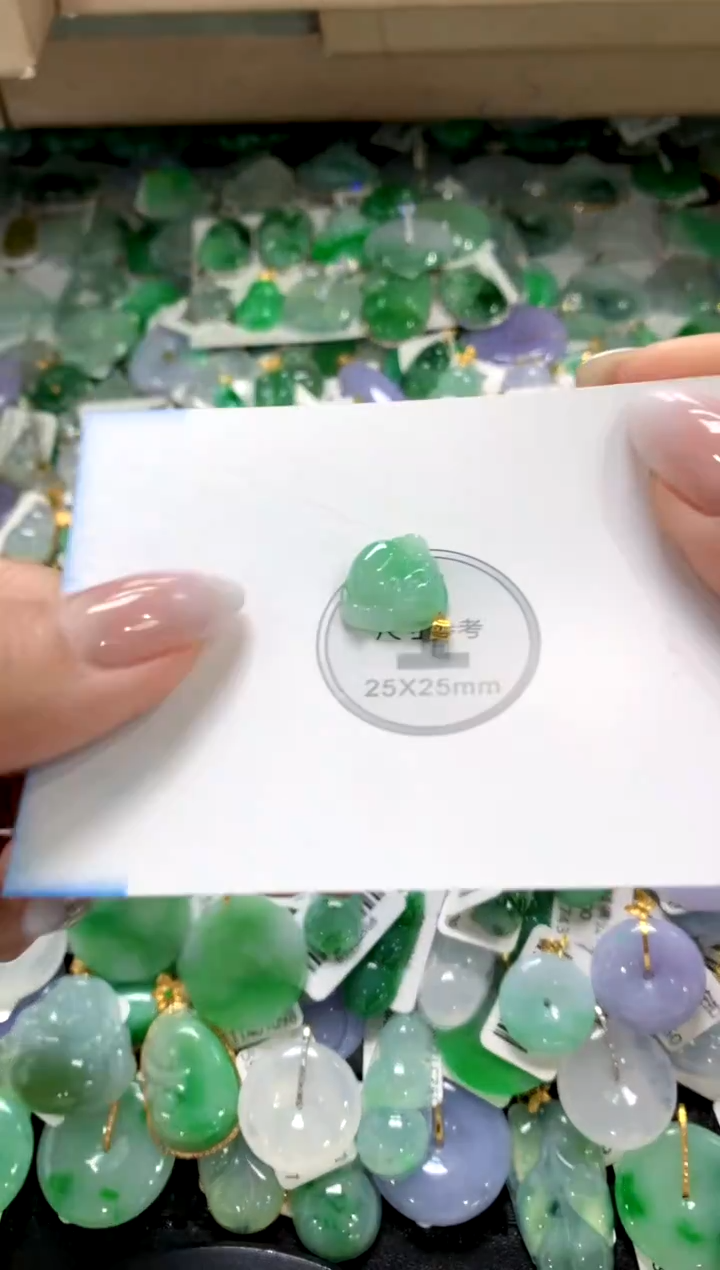 颈饰18K金镶嵌翡翠1111111111111111