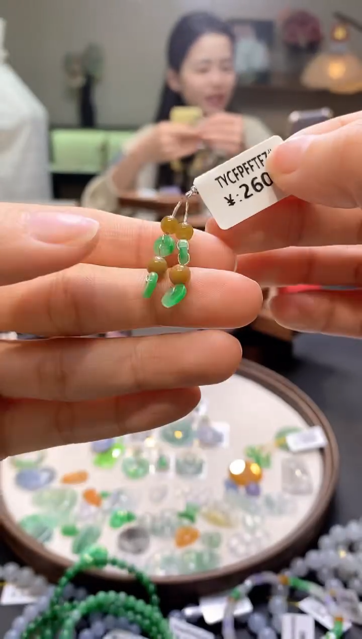 翡翠未镶嵌颈饰一套