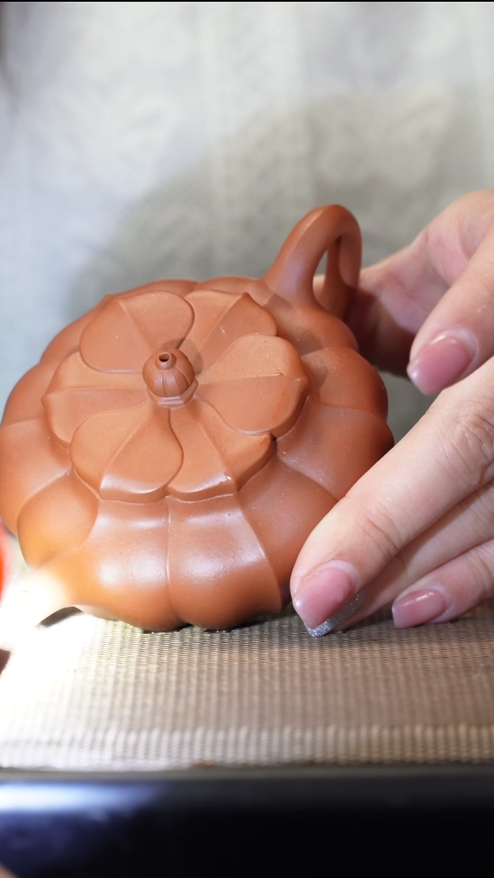 紫砂茶盏生砂朱泥鸣远菱花150CC微瑕