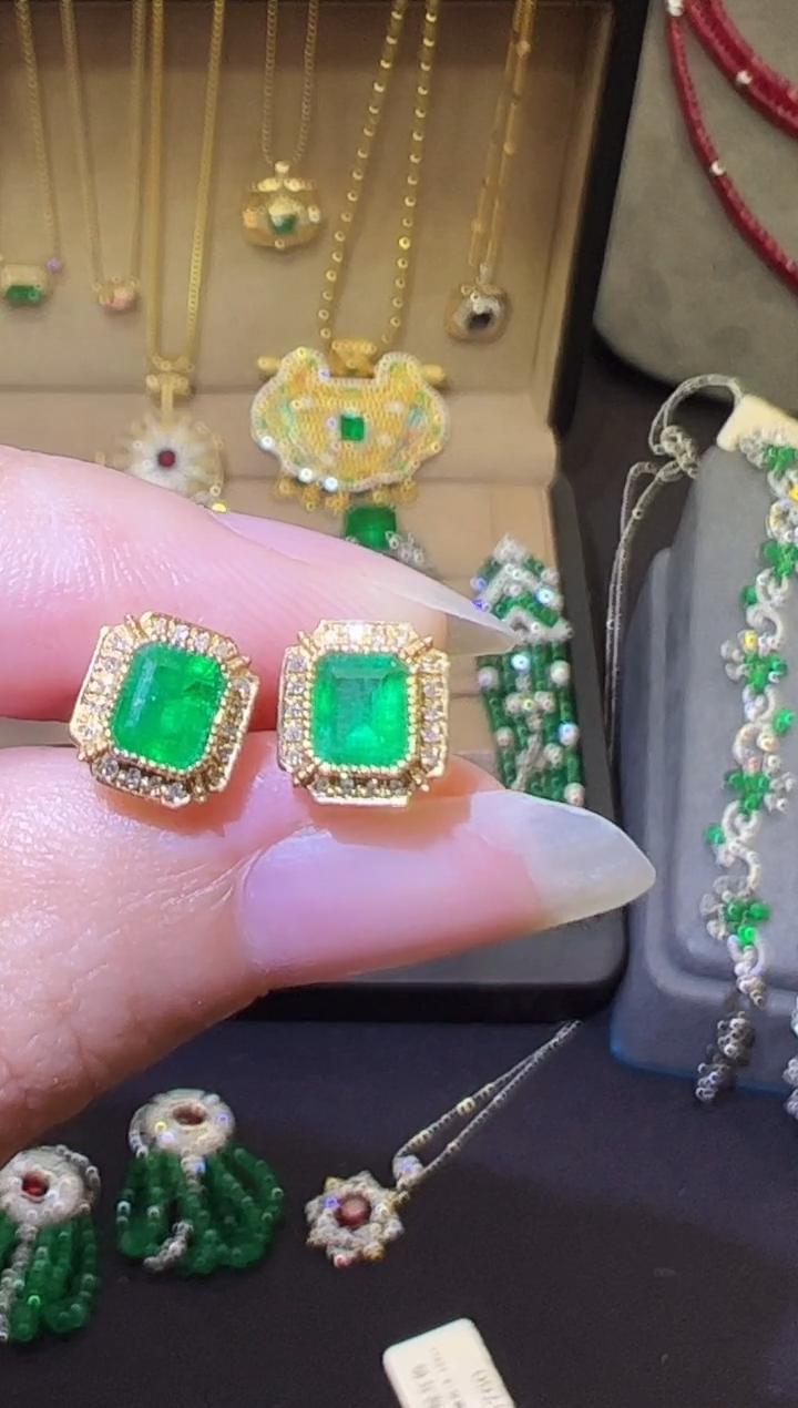 18K金镶嵌耳饰祖母绿0.77ct