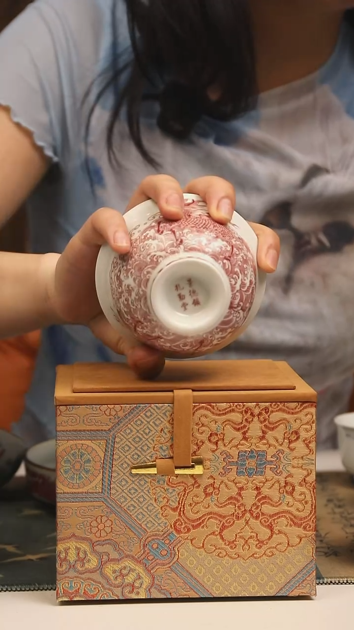 景德镇高温瓷矾红麒麟大撇口