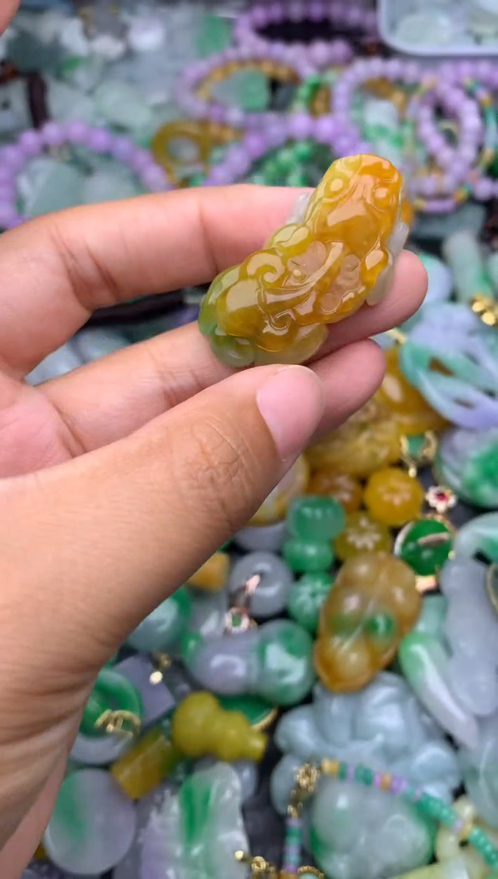 颈饰未镶嵌翡翠天然缅甸翡翠吊坠