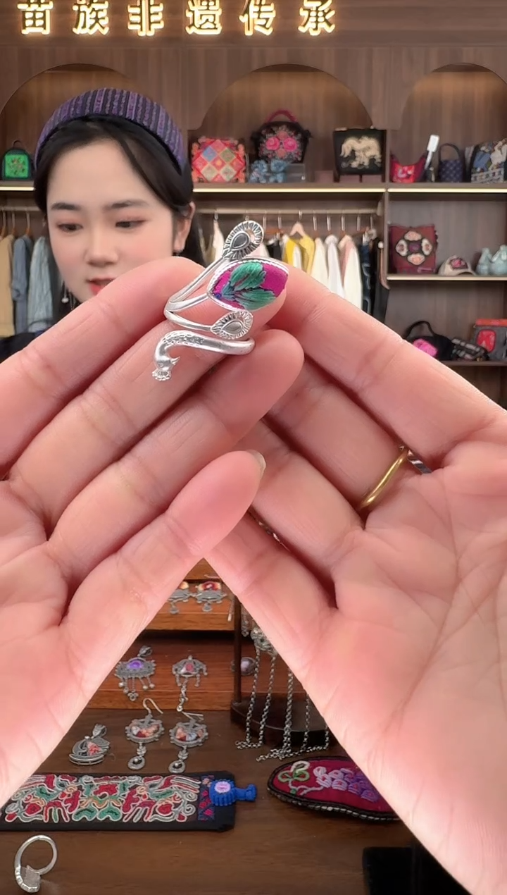 【闪购商品】织绣扶光苗绣传承110