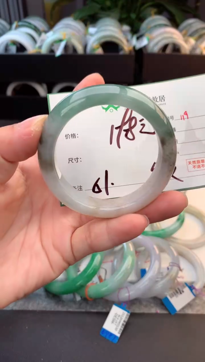 未镶嵌定制翡翠毛货需精细抛光+多人