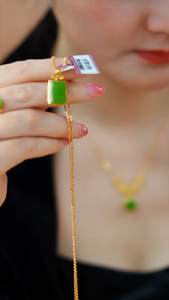 颈饰未镶嵌和田玉苹果绿无事牌HNZ11680