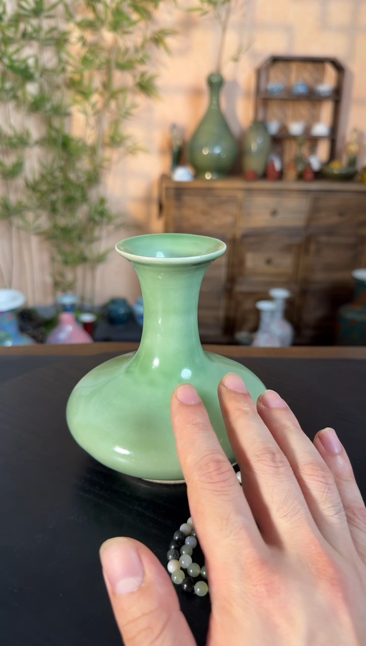 摆件瓷苹果绿釉长颈瓶