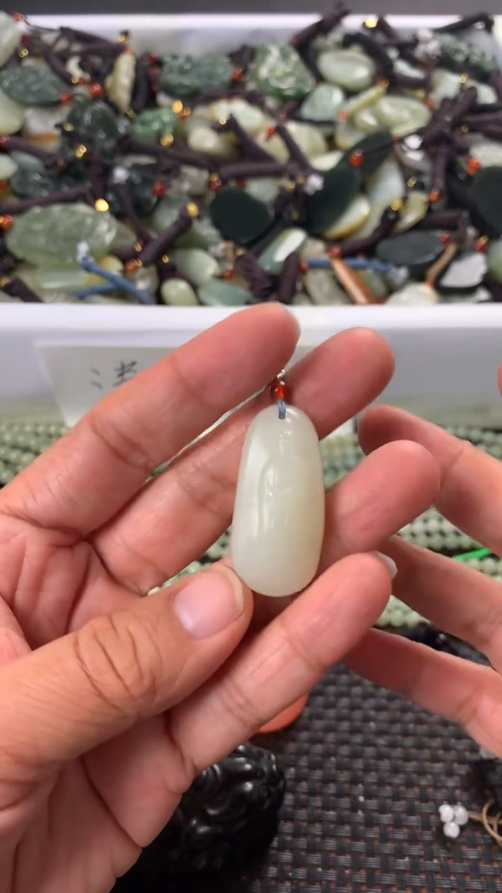 【闪购商品】和田玉颈饰未镶嵌多样性发货没有证书拍一发一有瑕