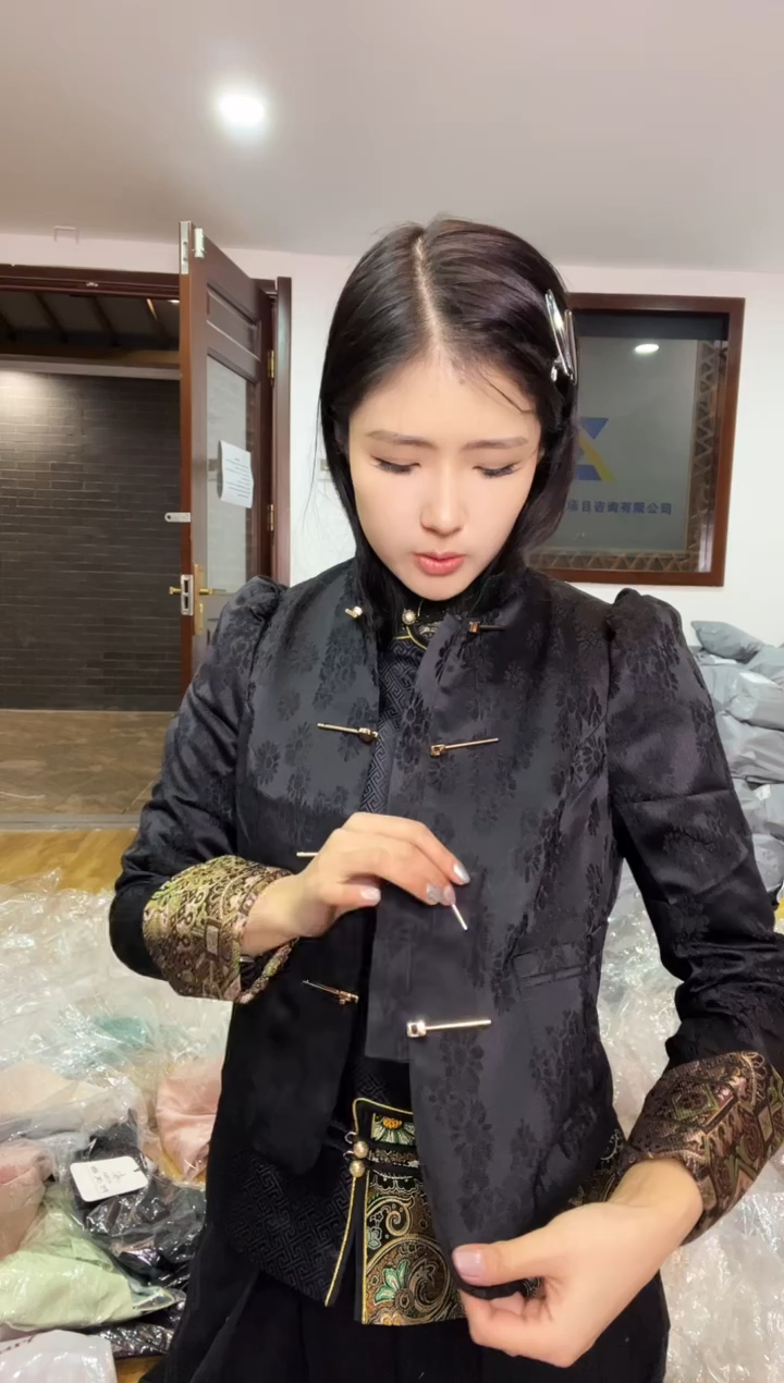 小外套       M码       80-110斤（扣子小瑕疵）