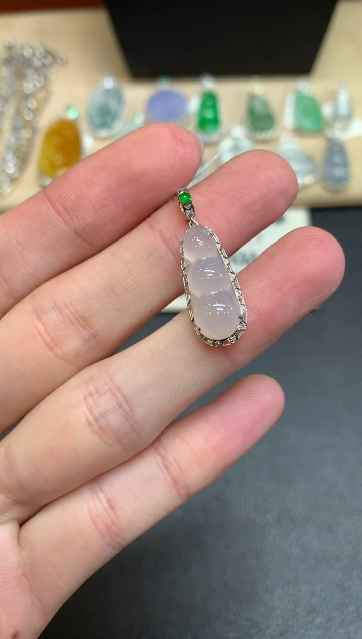 【闪购商品】翡翠颈饰18K金镶嵌福豆【无服务费】