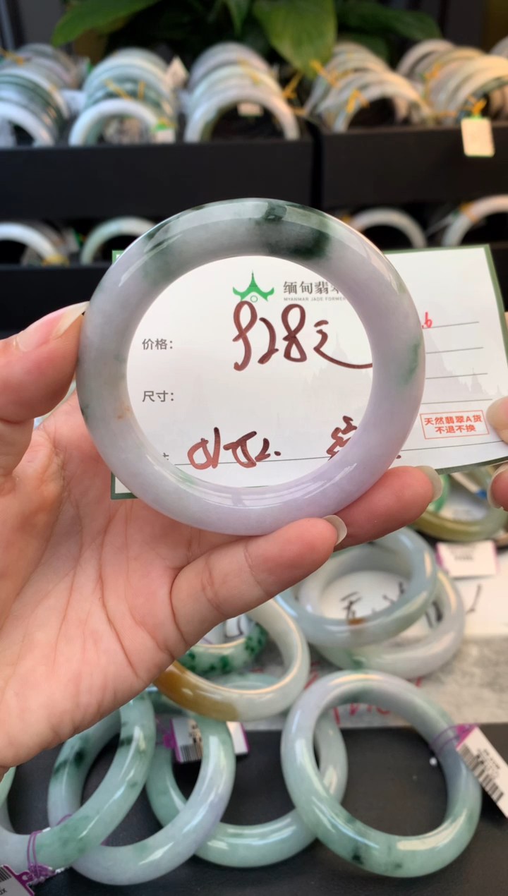 未镶嵌定制翡翠毛货需精细抛光+多人