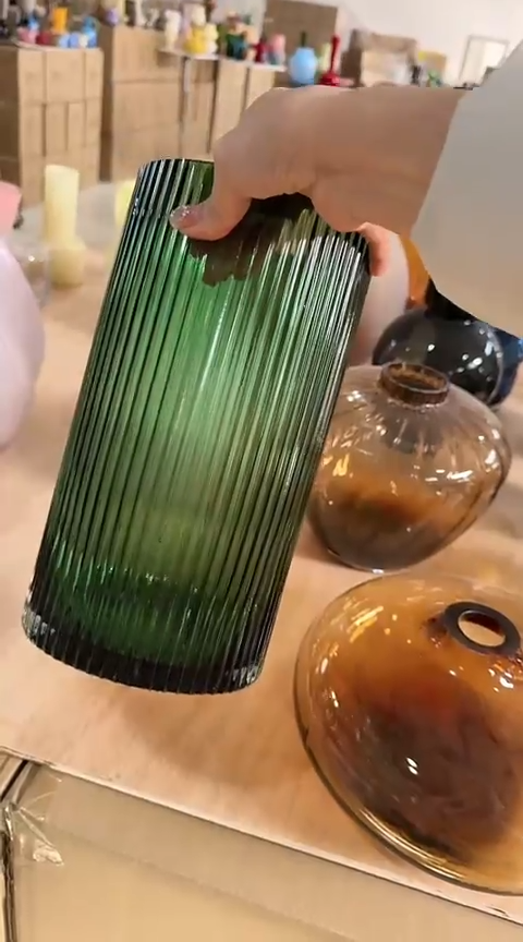 【闪购商品】玻璃绿色竖纹花瓶