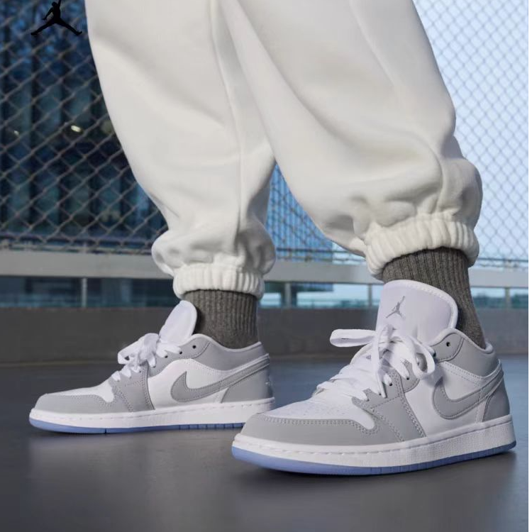 【专柜正品】耐克AJ1女款低帮潮流拼接系带休闲鞋 板鞋 DC0774105