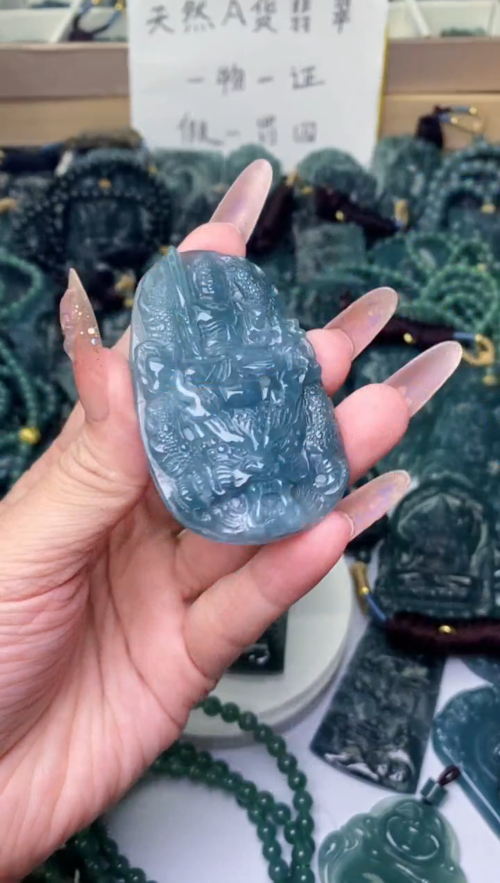 翡翠未镶嵌颈饰          
