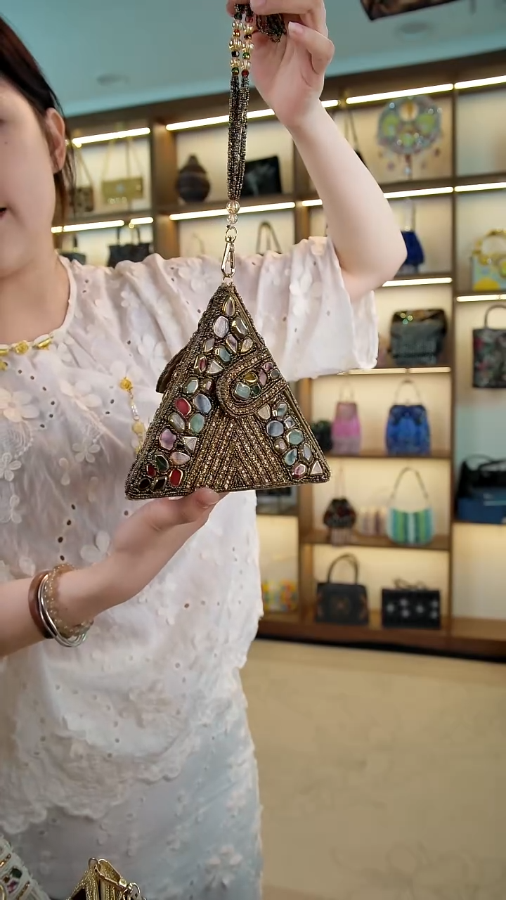 织绣百格汇手工包