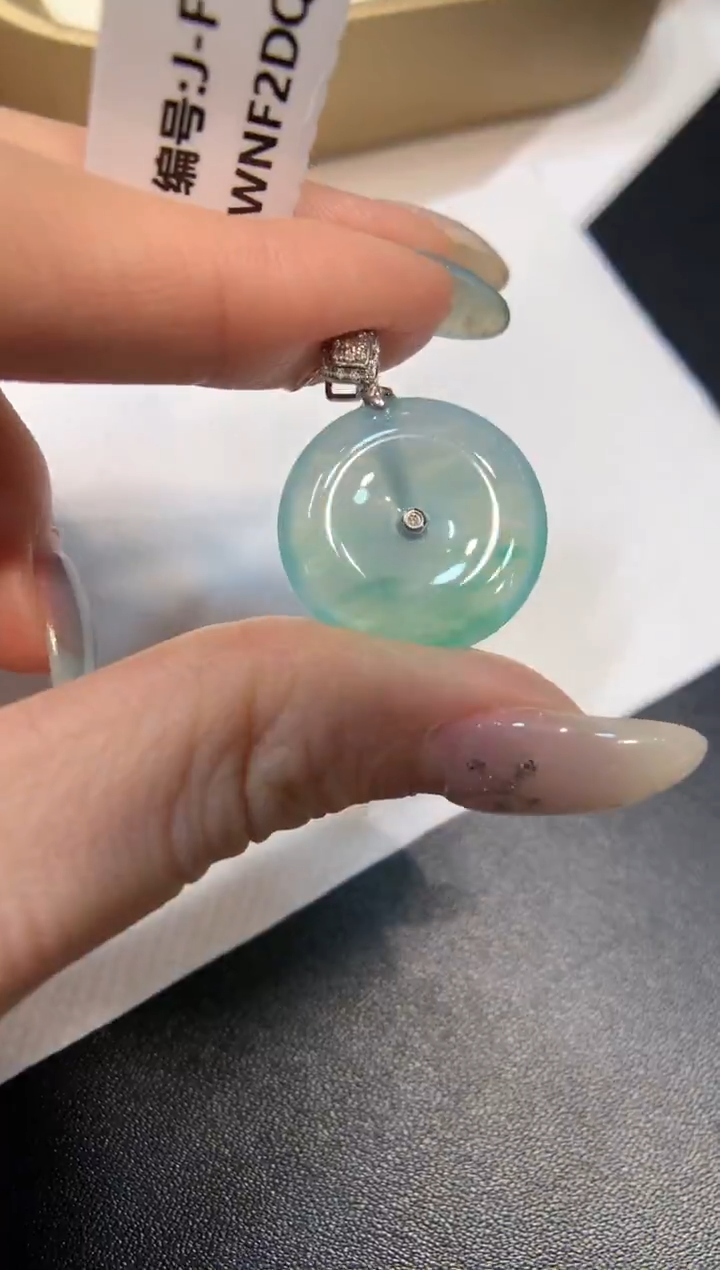 颈饰18K金镶嵌翡翠平安扣