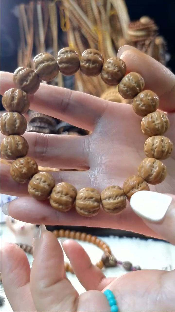 猴头核桃手串反油猴头核桃雕刻的金八棱手串