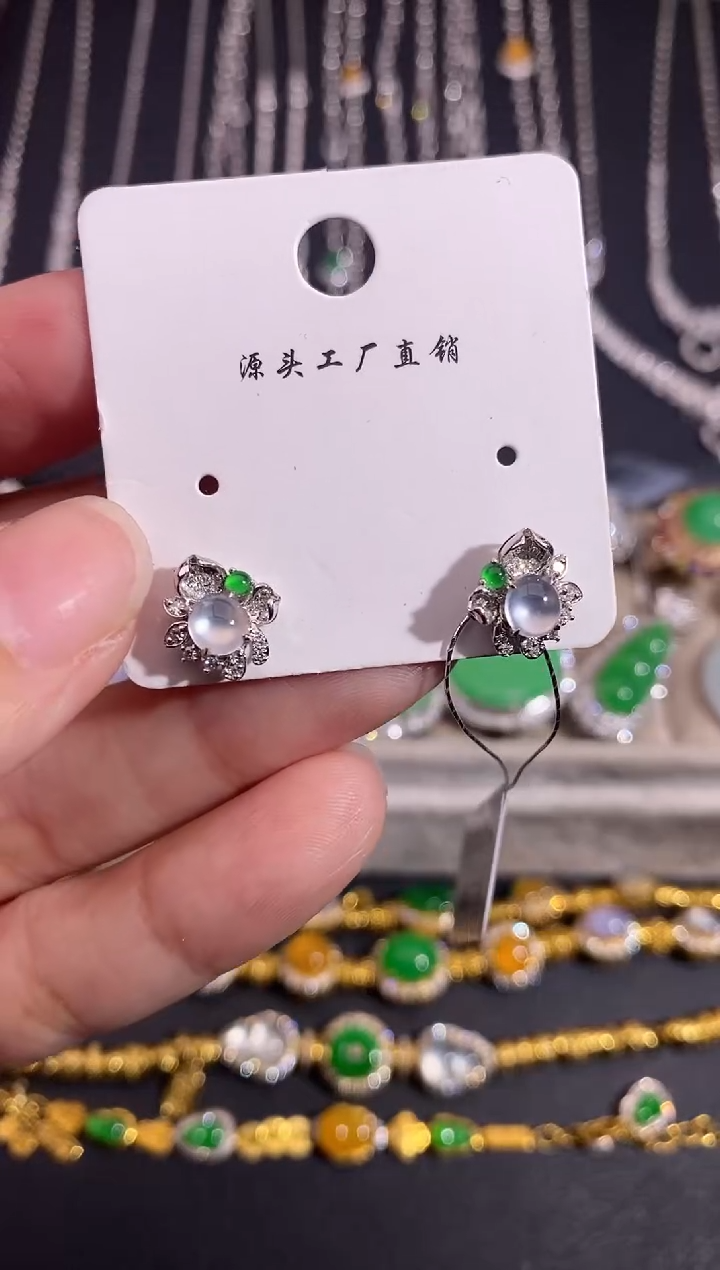 颈饰18K金镶嵌翡翠耳饰