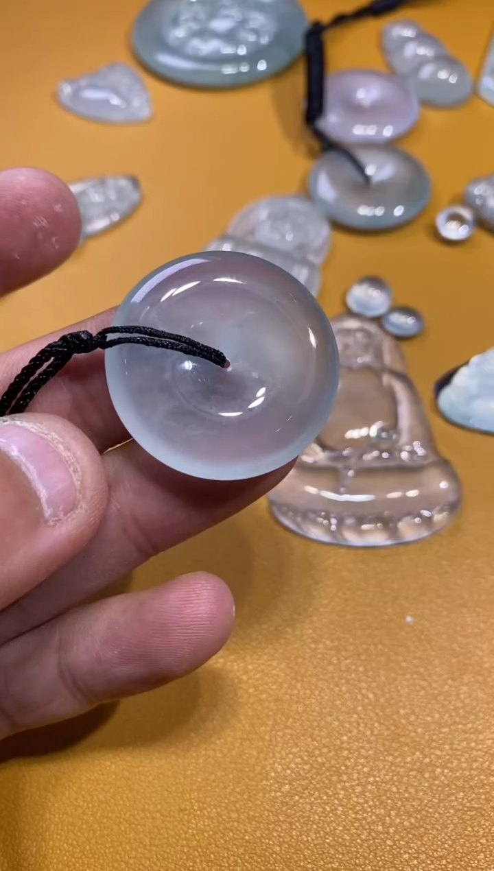 吊坠(不含链)未镶嵌翡翠扣子28500  30.7  5.9