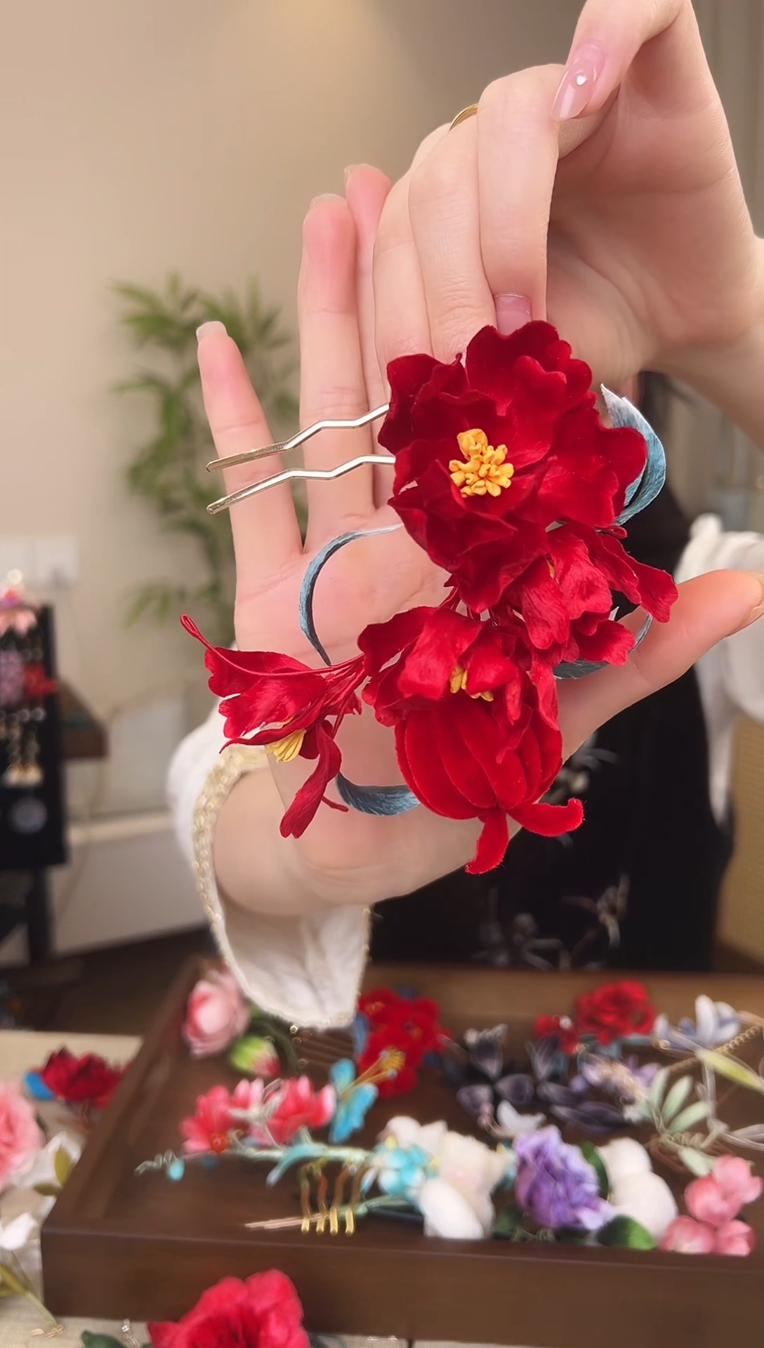 刺绣即****士红色石榴花发钗