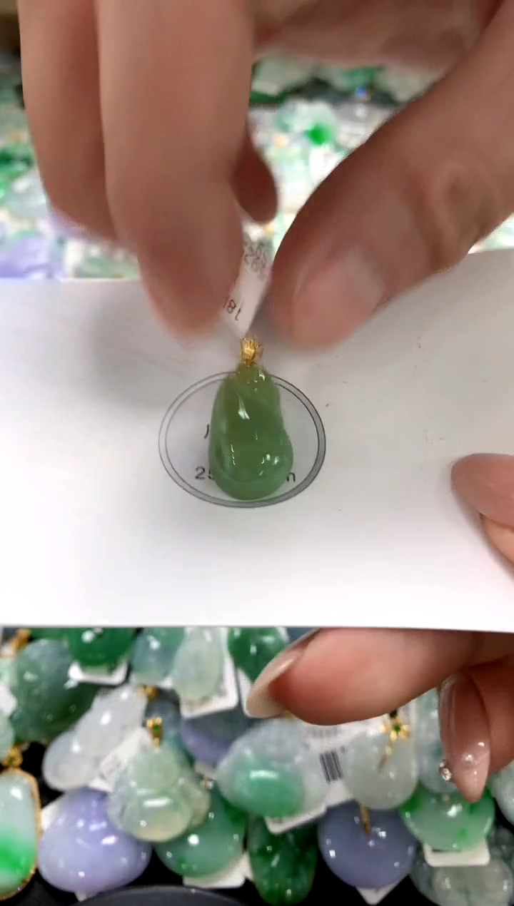 颈饰18K金镶嵌翡翠1111111111111111