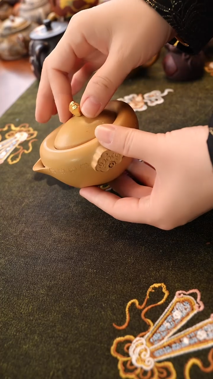 茶壶紫砂黄段泥元宝手抓壶