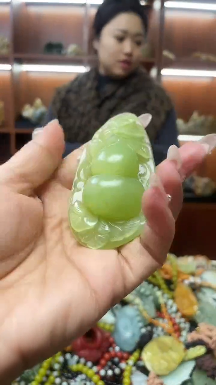 未镶嵌蛇纹石玉吊坠     