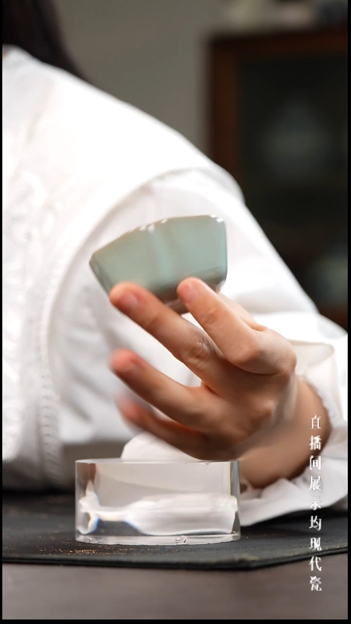 景德镇汝窑杯杯。