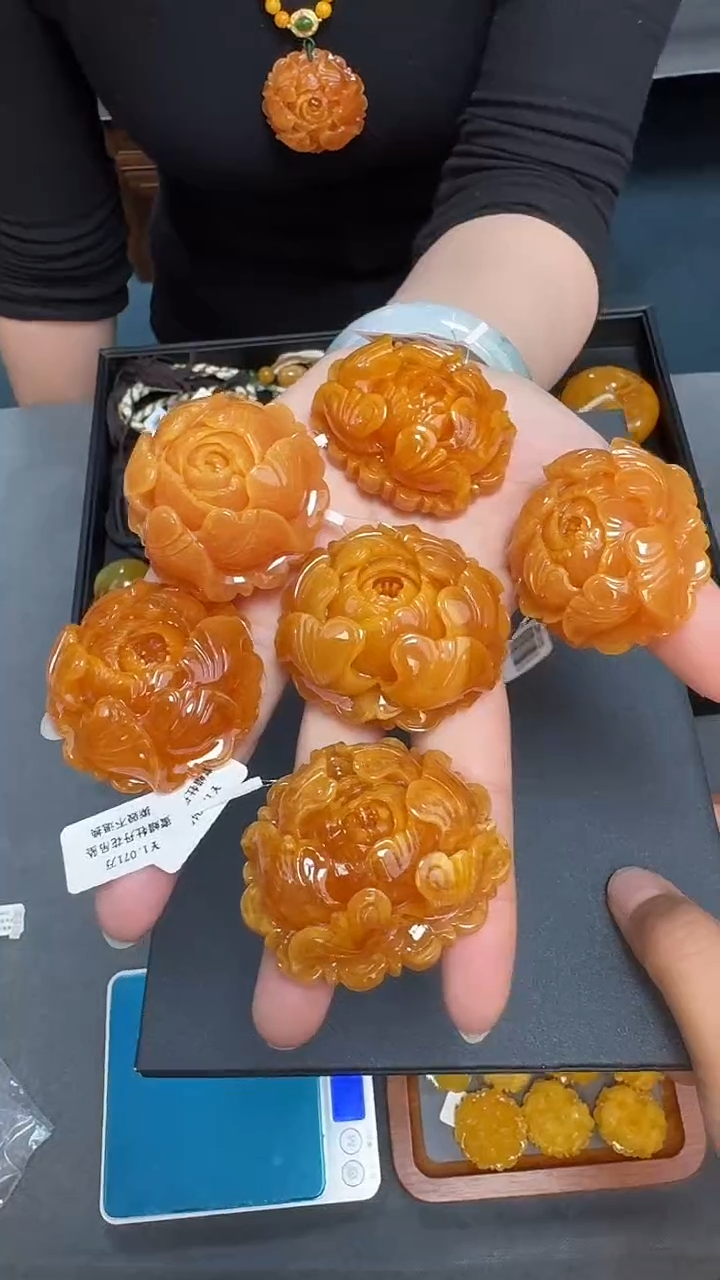 琥珀吊坠(赠链)未镶嵌天然保真蜜蜡牡丹花套装（多样发其一）送链子