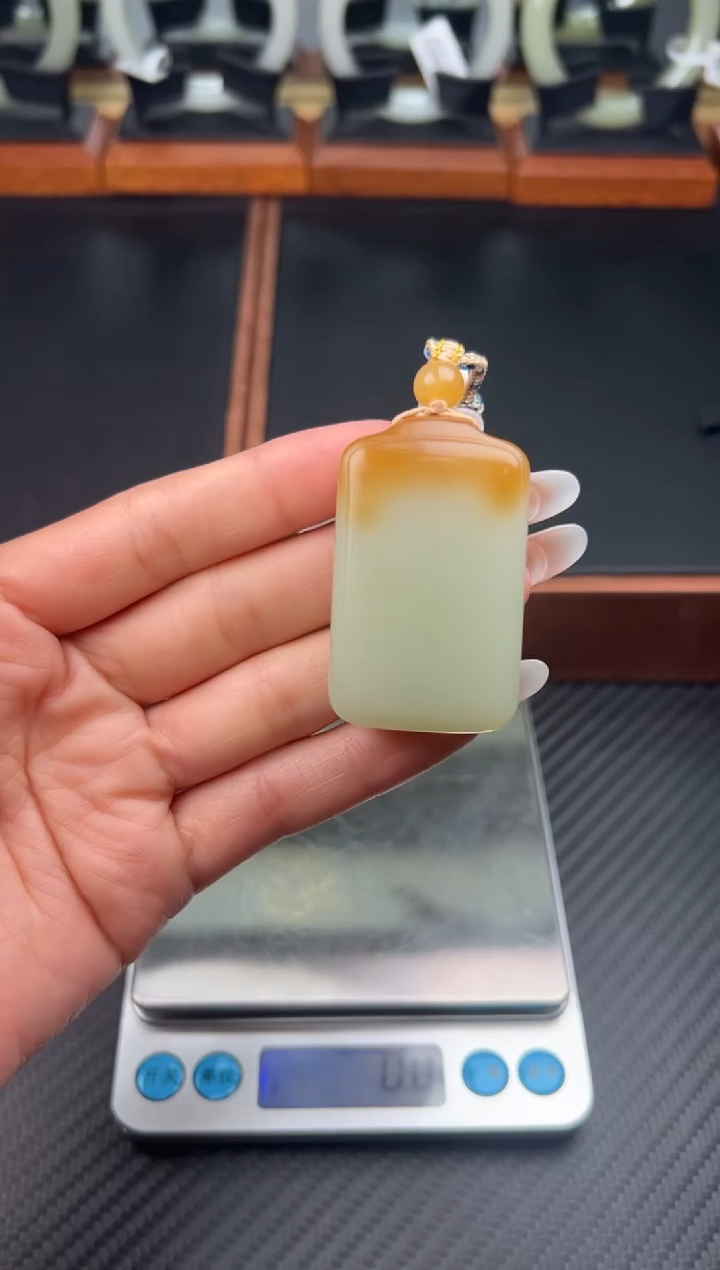 吊坠(赠链)未镶嵌和田玉若羌微色差吊坠