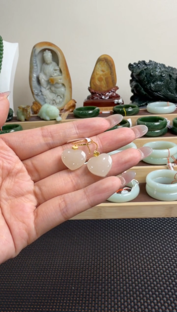 颈饰18K金镶嵌和田玉耳饰一对