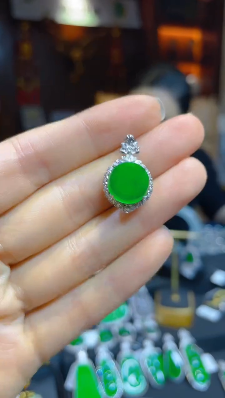 【闪购商品】翡翠颈饰18K金镶嵌112094天然A货翡翠圆牌