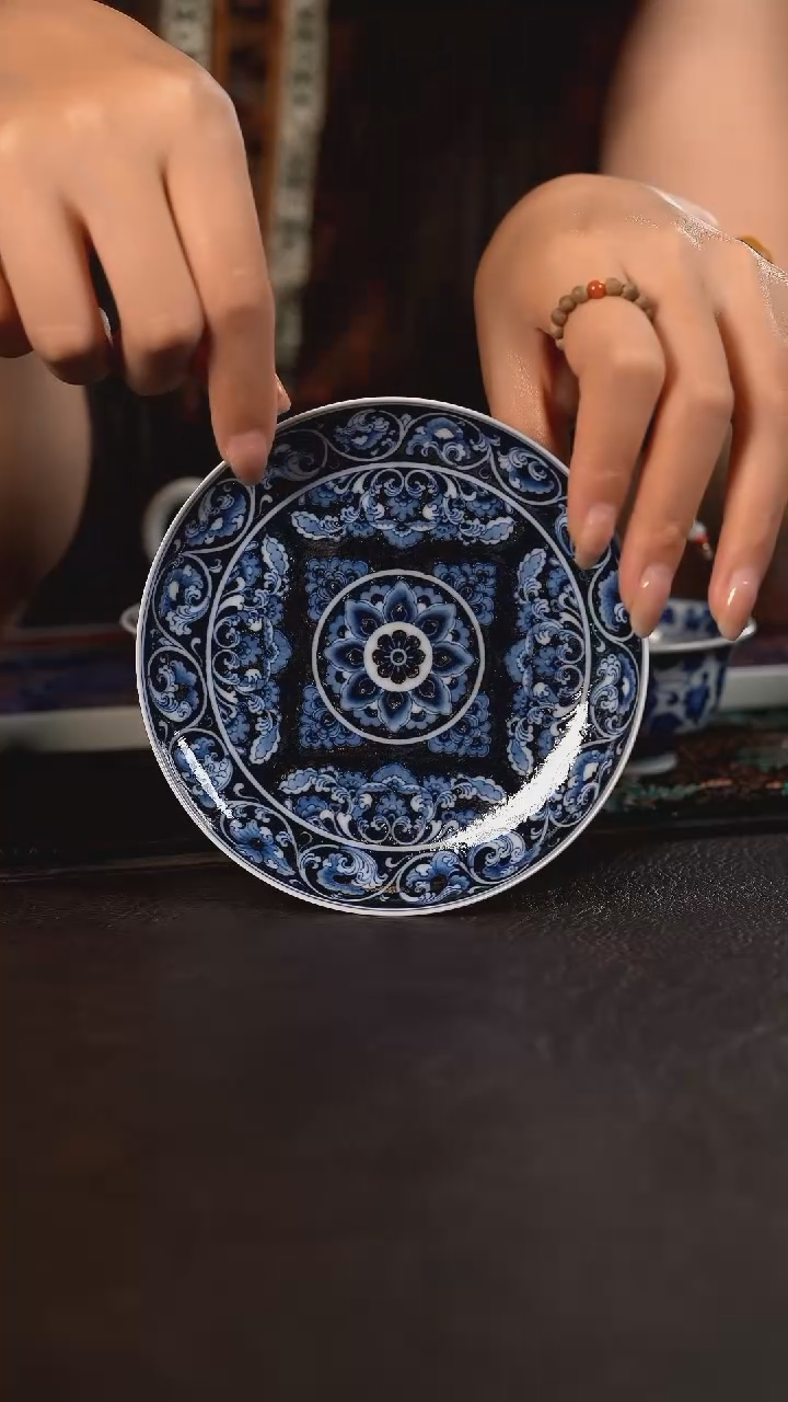 聚澜堂加彩蓝地宝相小壶承