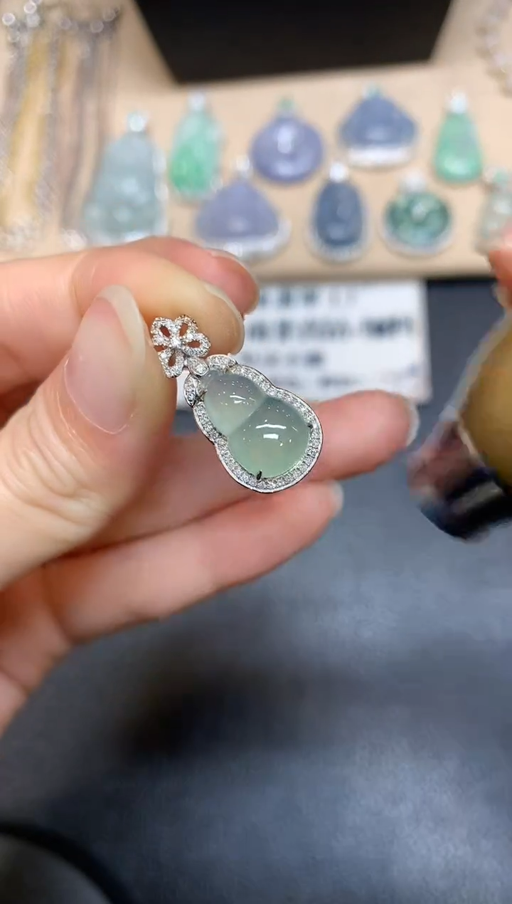 【闪购商品】翡翠颈饰18K金镶嵌葫芦【无服务费