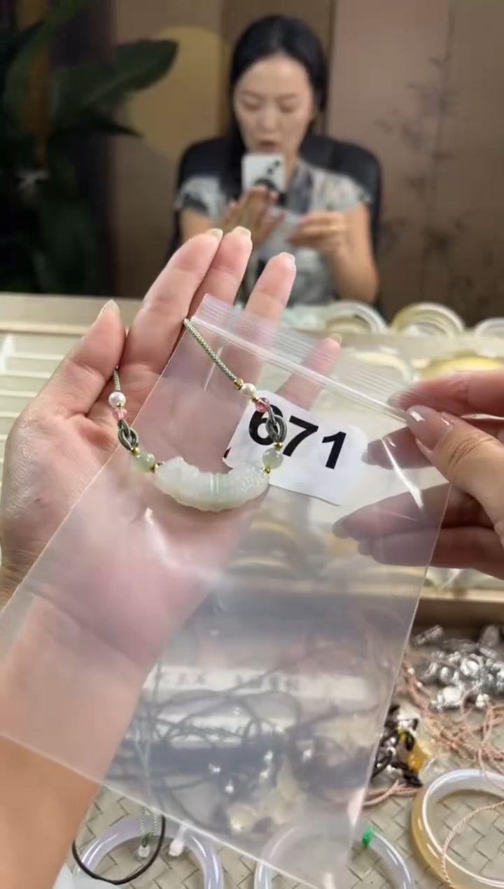 手镯玛瑙/玉髓未镶嵌小*吖671