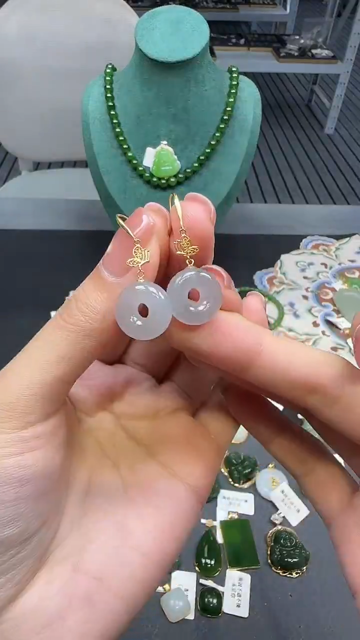 18K金镶嵌和田玉耳饰1